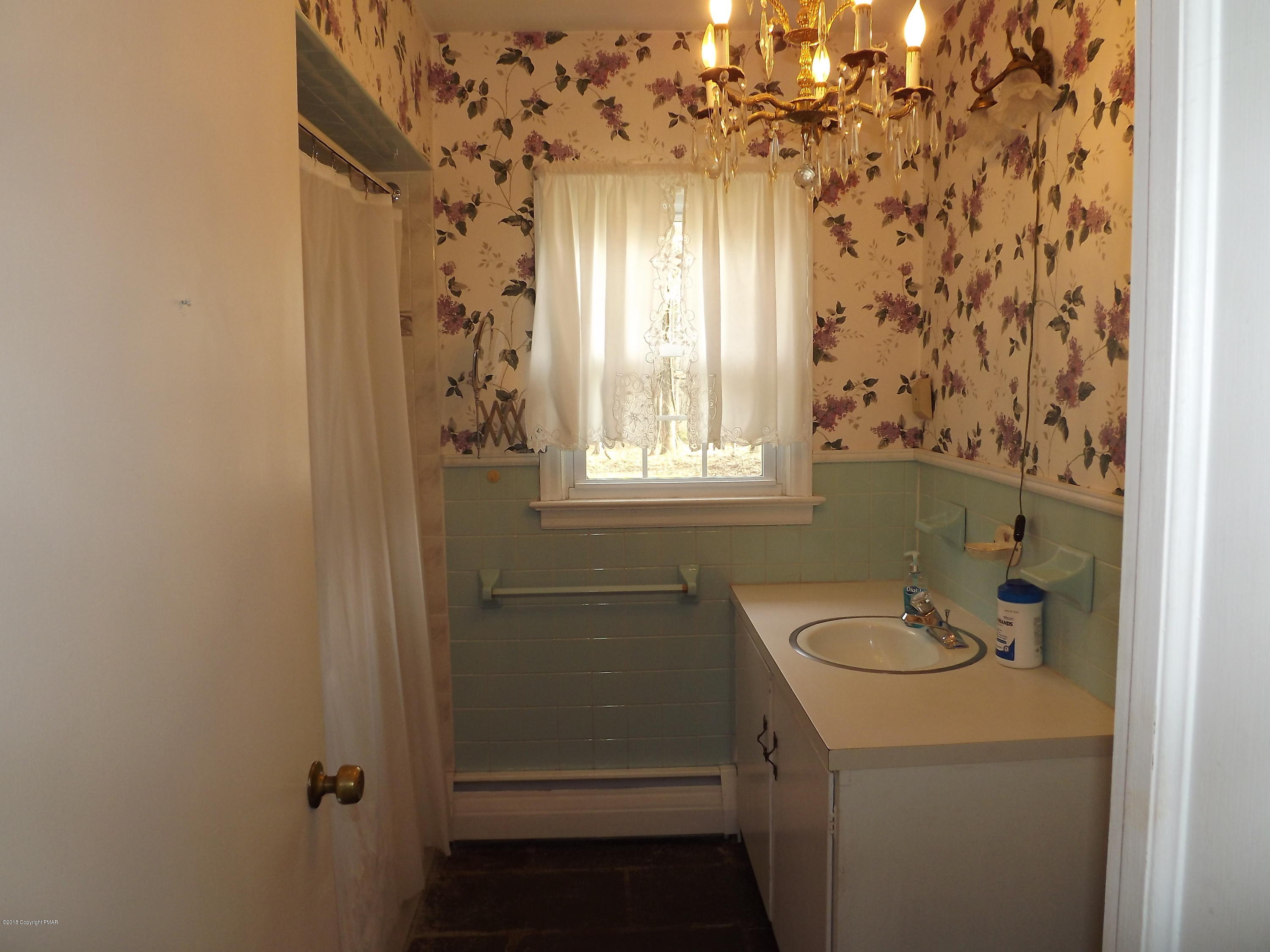 5610 Glenbrook Road Stroudsburg, PA 18360 - Photo 8 of 26 Bathroom with Tub/Shower Combo
