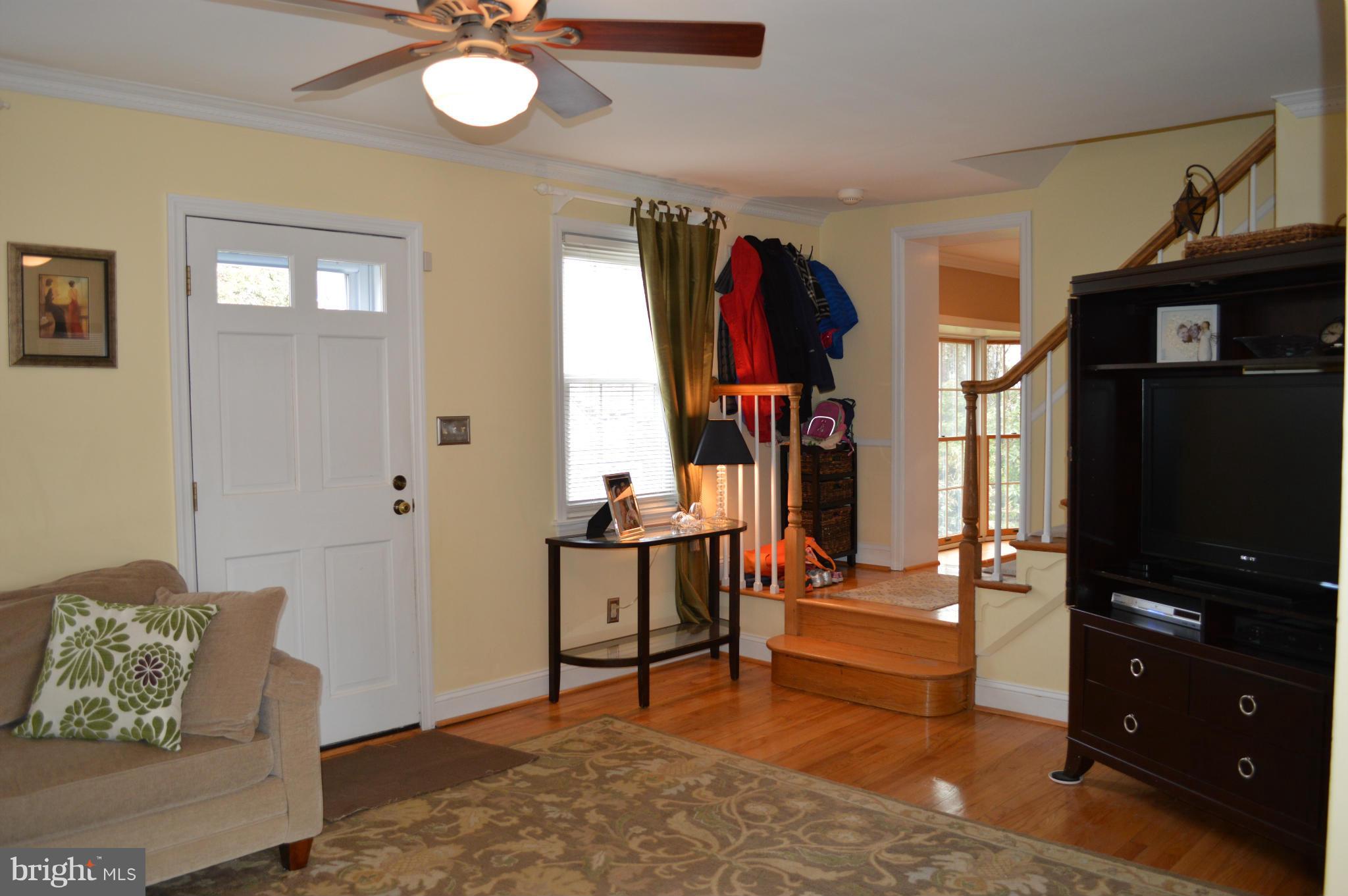 21 Tanglewood Road Baltimore, MD 21228 - Photo 2 of 29 Open entrance