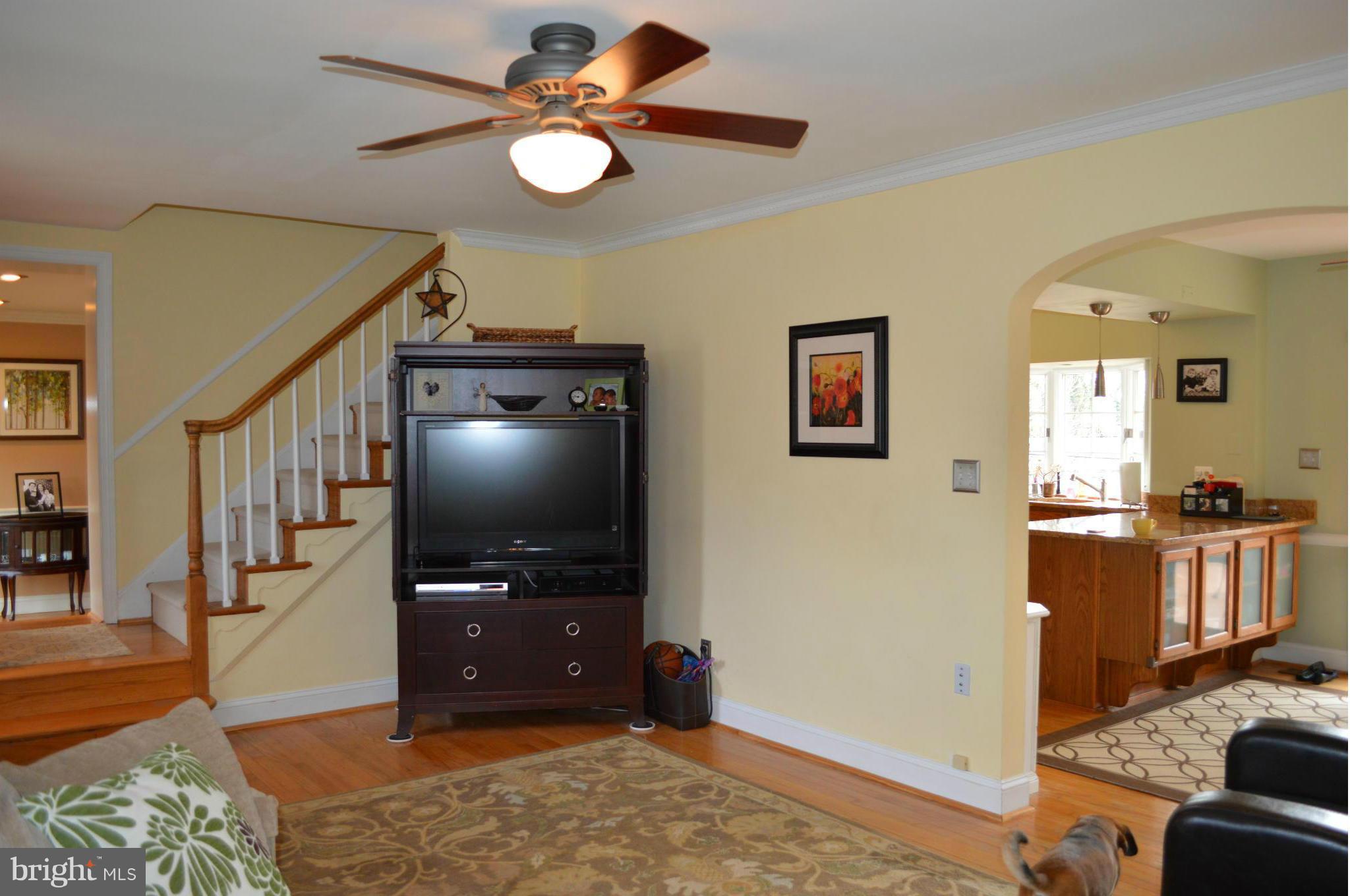 21 Tanglewood Road Baltimore, MD 21228 - Photo 4 of 29 Living Room