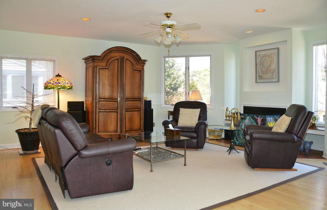 5603 Ridgefield Road Bethesda, MD 20816 - Photo 12 of 30 a living room with furniture bathtub and a window