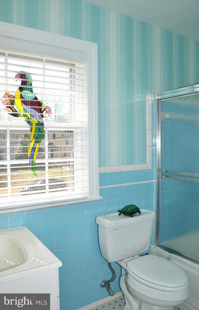 5603 Ridgefield Road Bethesda, MD 20816 - Photo 23 of 30 a bathroom with a toilet a sink and a window