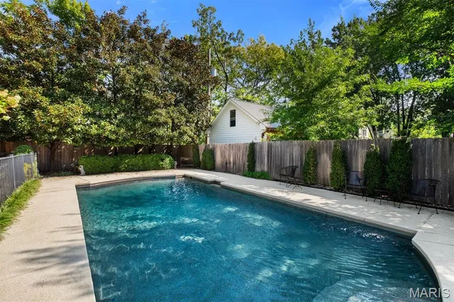 $950,000 | 7061 Westmoreland Drive, St. Louis, MO 63130