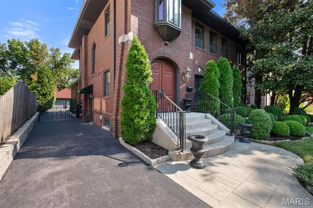 $950,000 | 7061 Westmoreland Drive, St. Louis, MO 63130