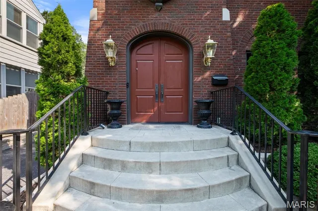 $950,000 | 7061 Westmoreland Drive, St. Louis, MO 63130