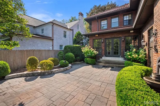 $950,000 | 7061 Westmoreland Drive, St. Louis, MO 63130