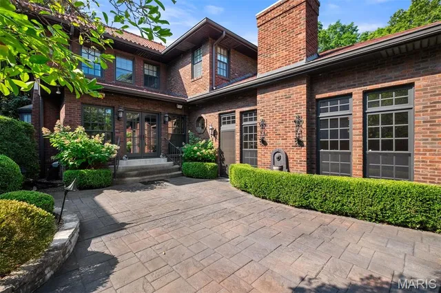 $950,000 | 7061 Westmoreland Drive, St. Louis, MO 63130