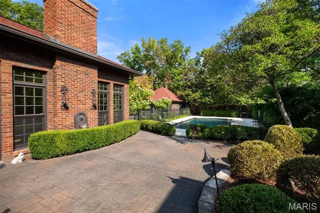 $950,000 | 7061 Westmoreland Drive, St. Louis, MO 63130