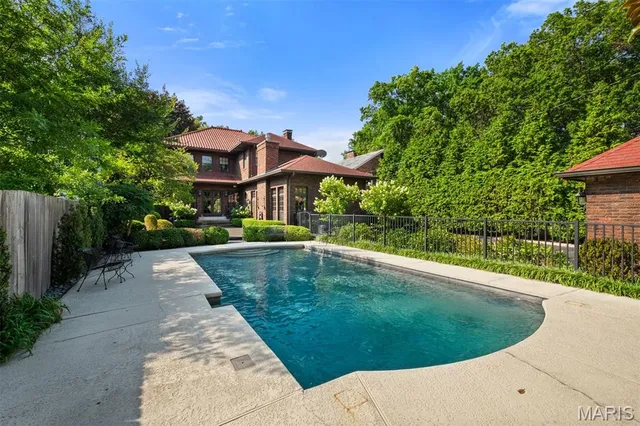 $950,000 | 7061 Westmoreland Drive, St. Louis, MO 63130