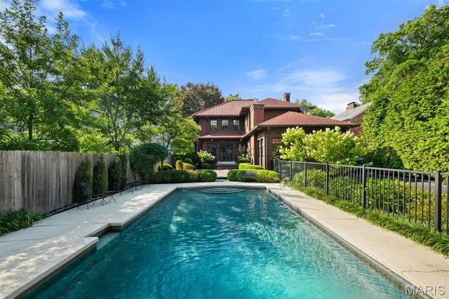 $950,000 | 7061 Westmoreland Drive, St. Louis, MO 63130