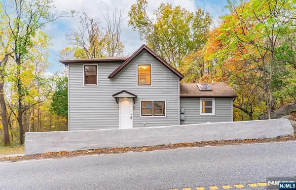 $2,950 | 292 Macopin Road, Bloomingdale, NJ 07403