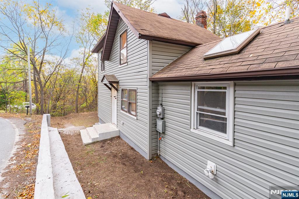 292 Macopin Road Bloomingdale, NJ 07403 - Photo 2 of 25