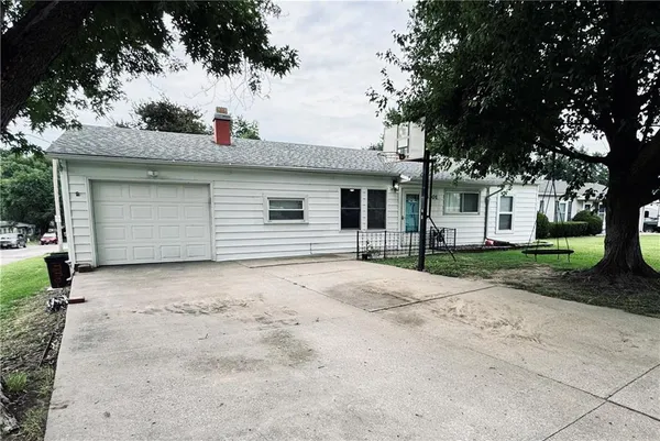 $189,900 | 3301 Iroquois Lane, St. Joseph, MO 64503