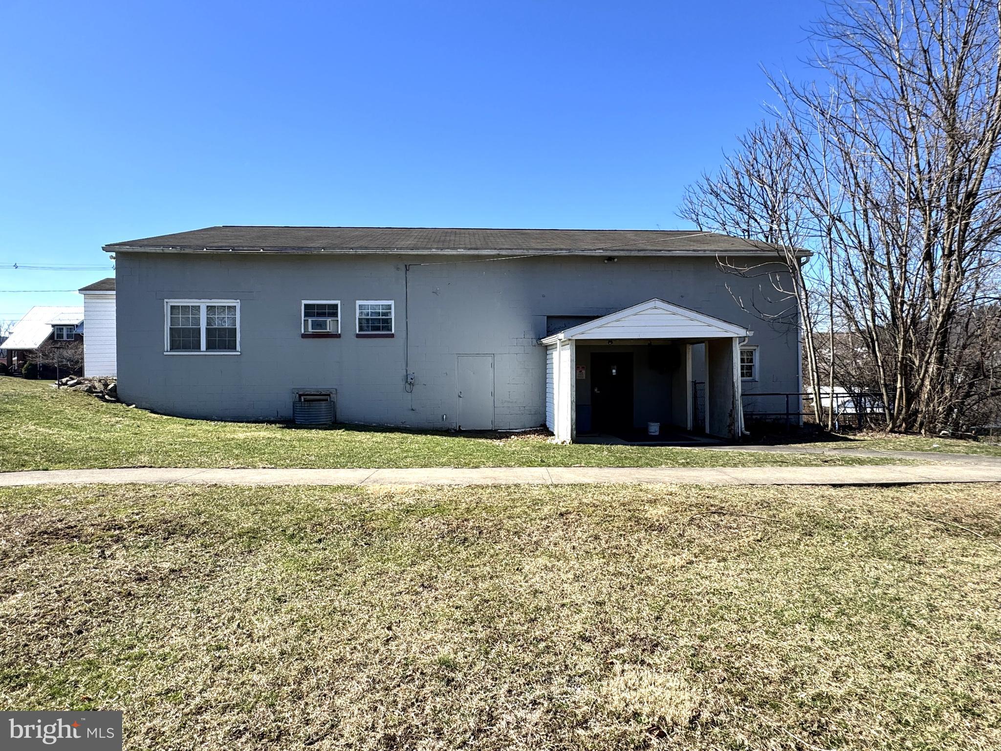 401 Yale Street Lewistown, PA 17044 - Photo 2 of 27