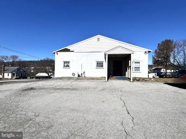 a view of a house with a yard and garage