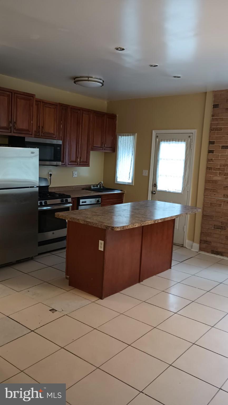107 South Wickham Road Baltimore, MD 21229 - Photo 3 of 16