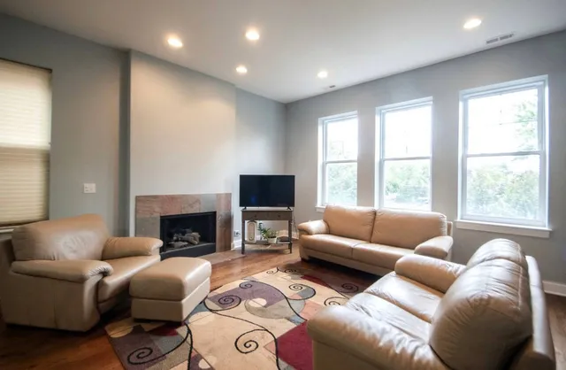 $2,150 | 2154 North Natchez Avenue, Unit 3N, Chicago, IL 60707