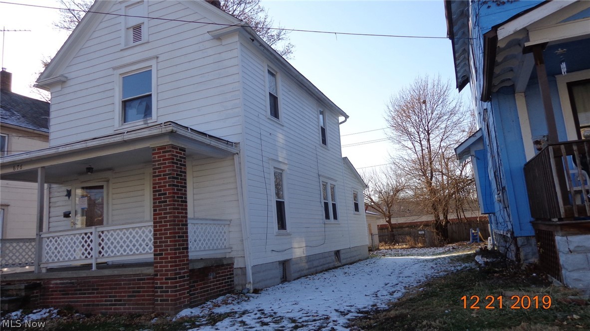 676 Elma Street Akron, OH 44310 - Photo 2 of 15