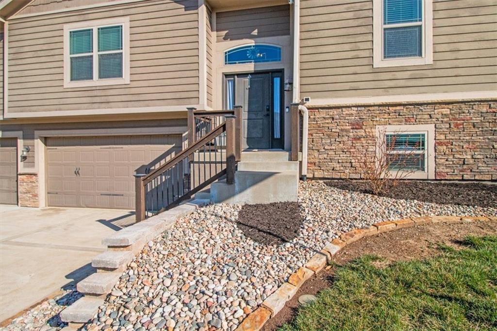 818 West Rader Street Lone Jack, MO 64086 - Photo 3 of 26