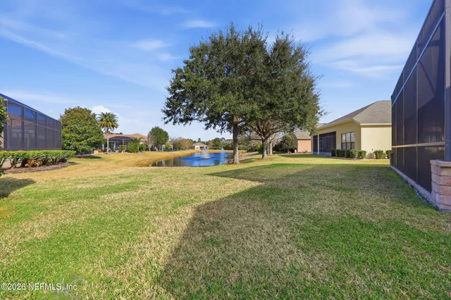 a view of a backyard