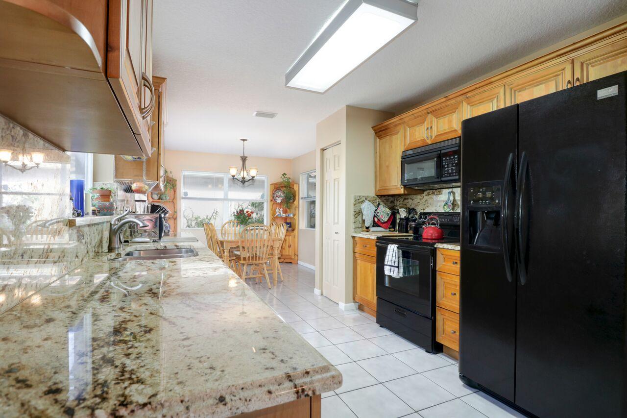 10130 Fanfare Drive Boca Raton, FL 33428 - Photo 11 of 27 KITCHEN
