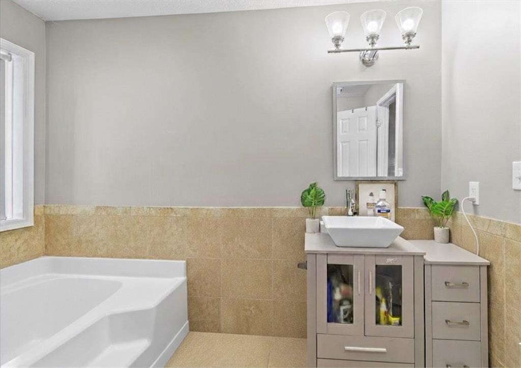 472 Oak Hill Road Covington, GA 30016 - Photo 19 of 41 a bathroom with a sink and a bathtub