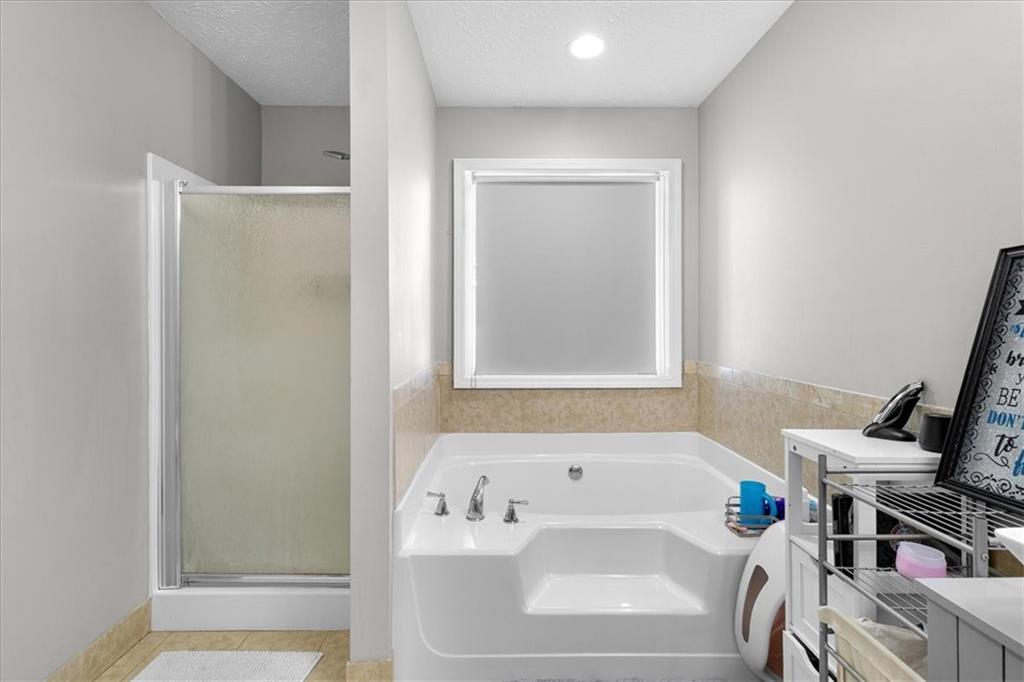 472 Oak Hill Road Covington, GA 30016 - Photo 20 of 41 a bathroom with a bathtub and a sink