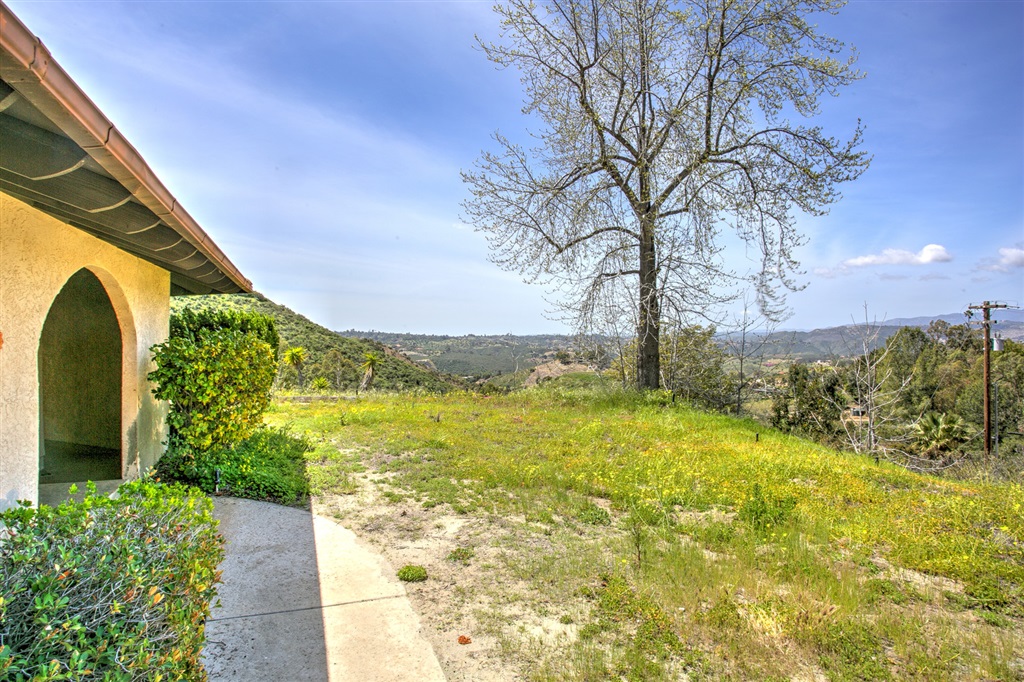 3185 Vista Del Rio Fallbrook, CA 92028 - Photo 3 of 25