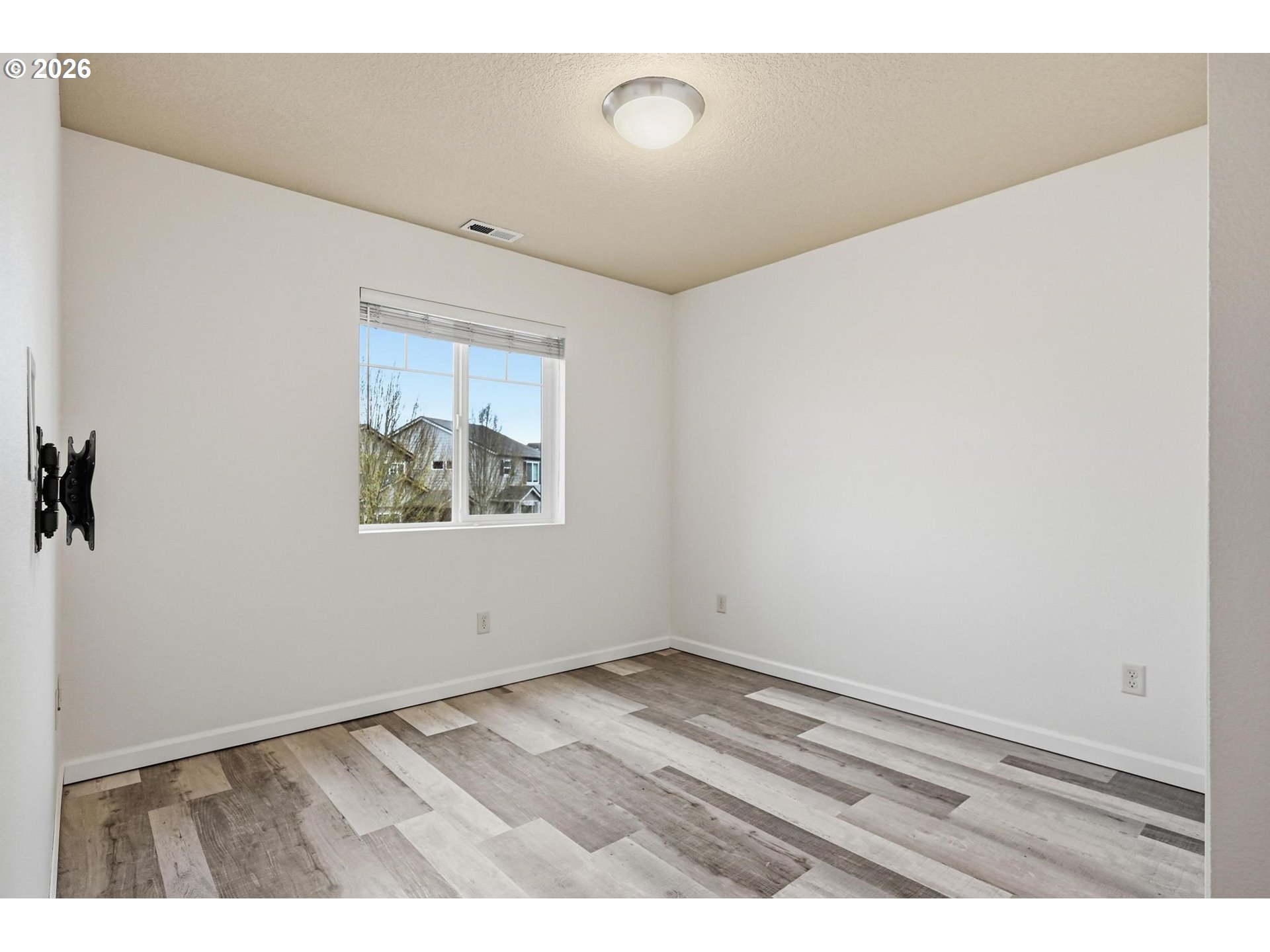 20881 Southwest Edgemont Street Beaverton, OR 97003 - Photo 21 of 39 an empty room with a window