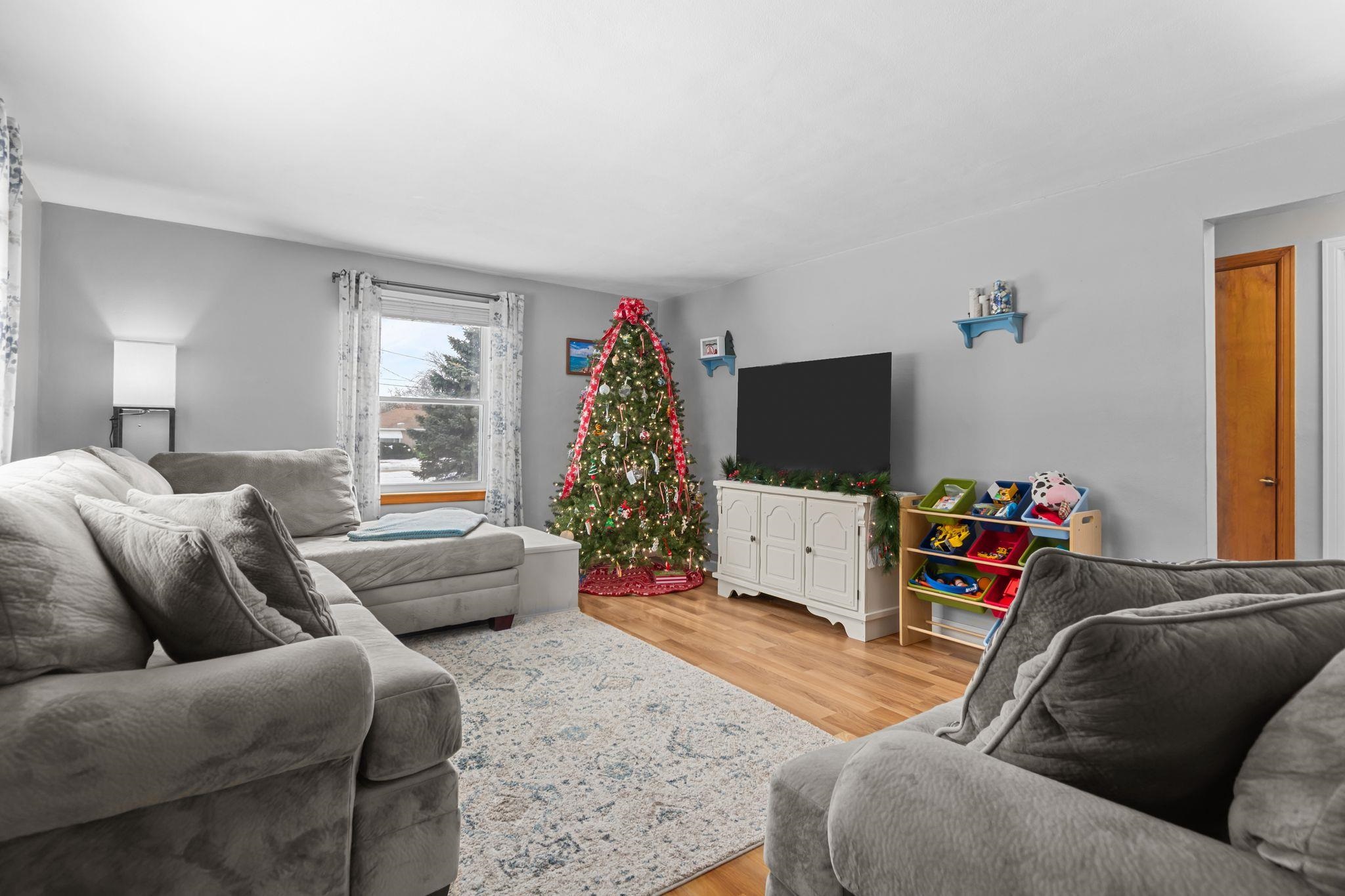 929 Harding Street Menasha, WI 54952 - Photo 7 of 44