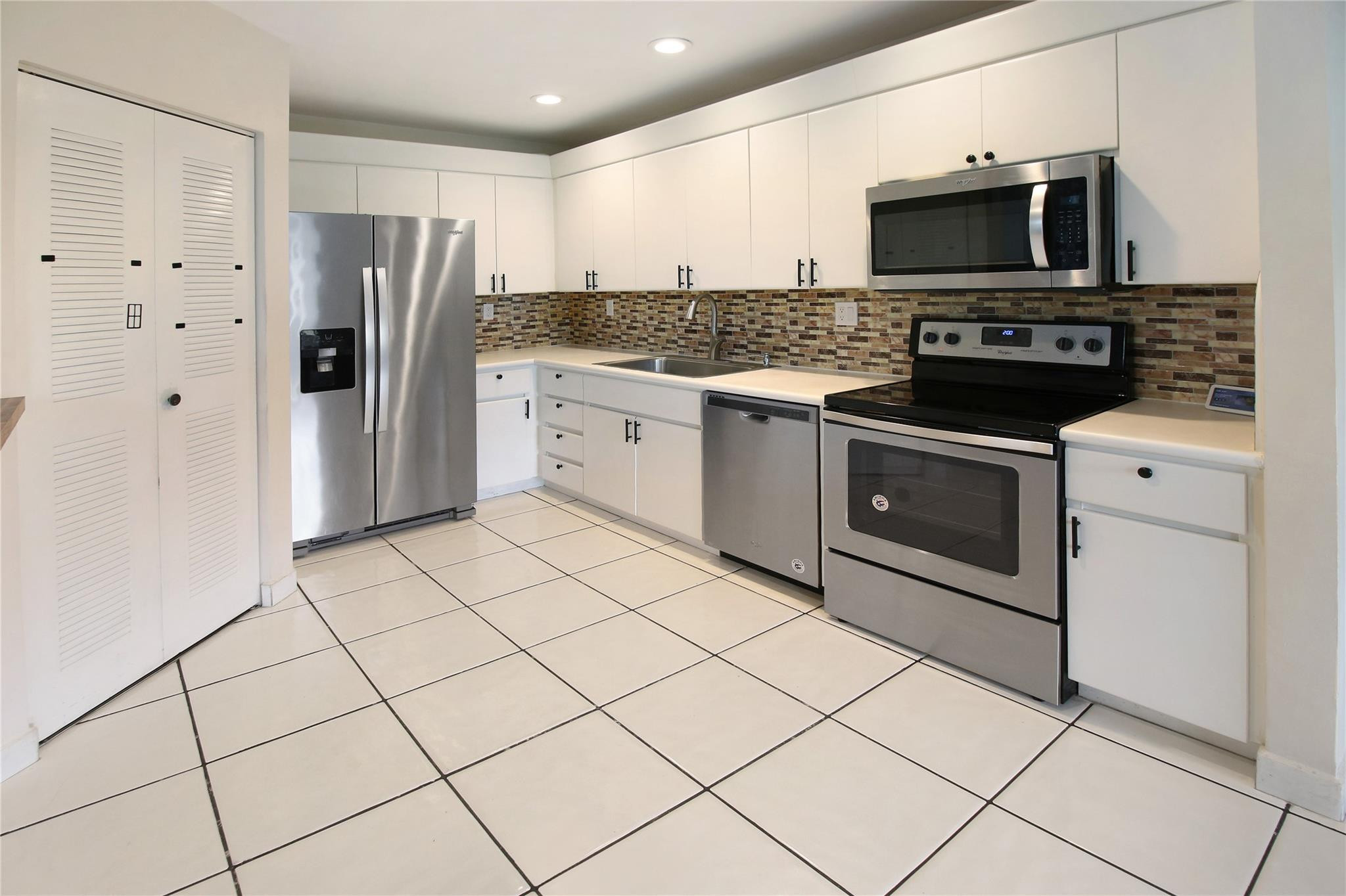 561 Racquet Club Road, Unit 23 Weston, FL 33326 - Photo 5 of 19 Photo 5