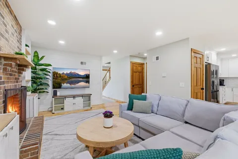 $589,000 | 4669 Kings Way North, Gurnee, IL 60031
