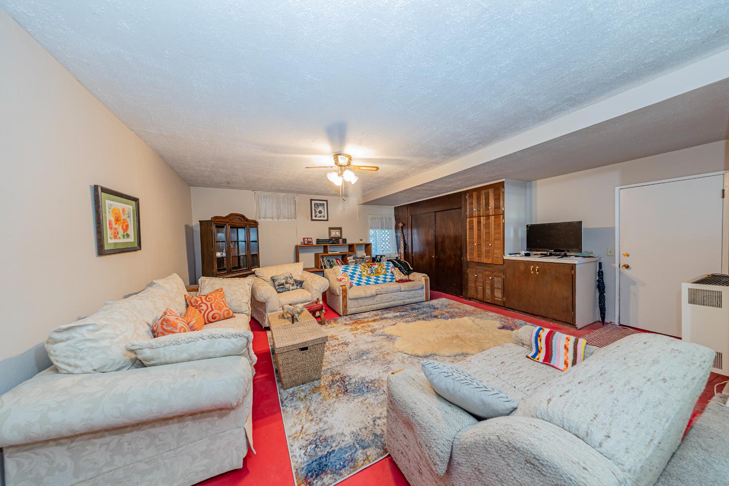 42585 Buckeye Road Oakhurst, CA 93644 - Photo 26 of 55 a living room with furniture and a flat screen tv