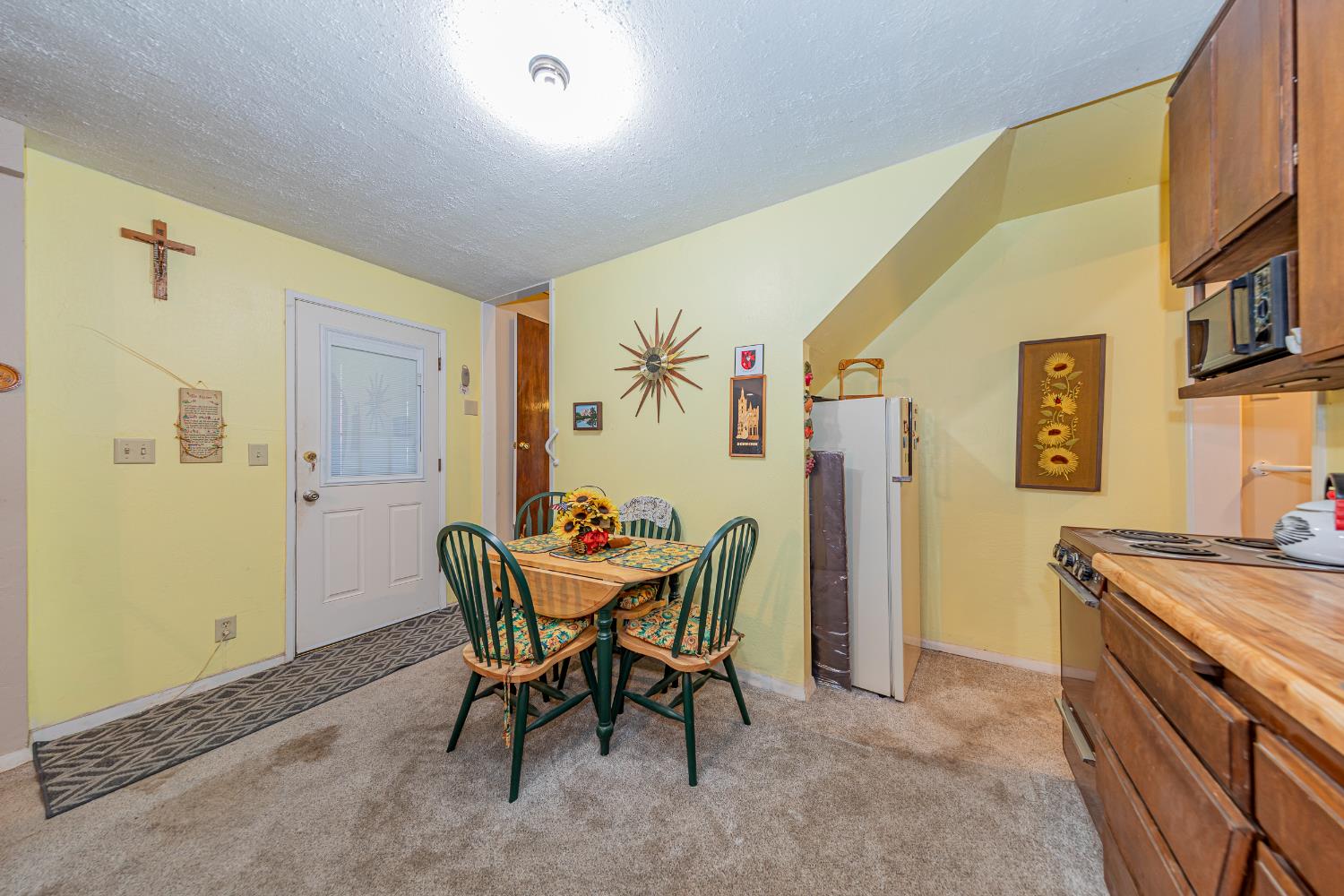 42585 Buckeye Road Oakhurst, CA 93644 - Photo 27 of 55 a dining room with furniture and a kitchen