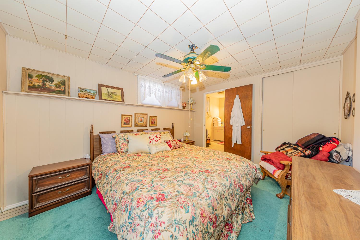 42585 Buckeye Road Oakhurst, CA 93644 - Photo 33 of 55 a bedroom with a bed and a chandelier