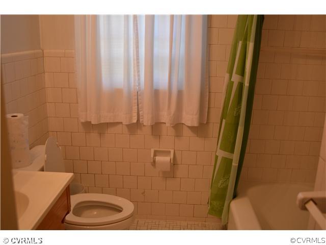 5816 West Rois Road Richmond, VA 23227 - Photo 13 of 16 Bathroom
