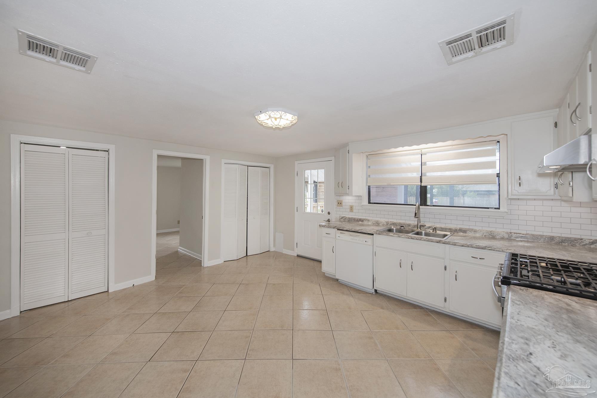 211 Berry Road Pensacola, FL 32507 - Photo 6 of 39