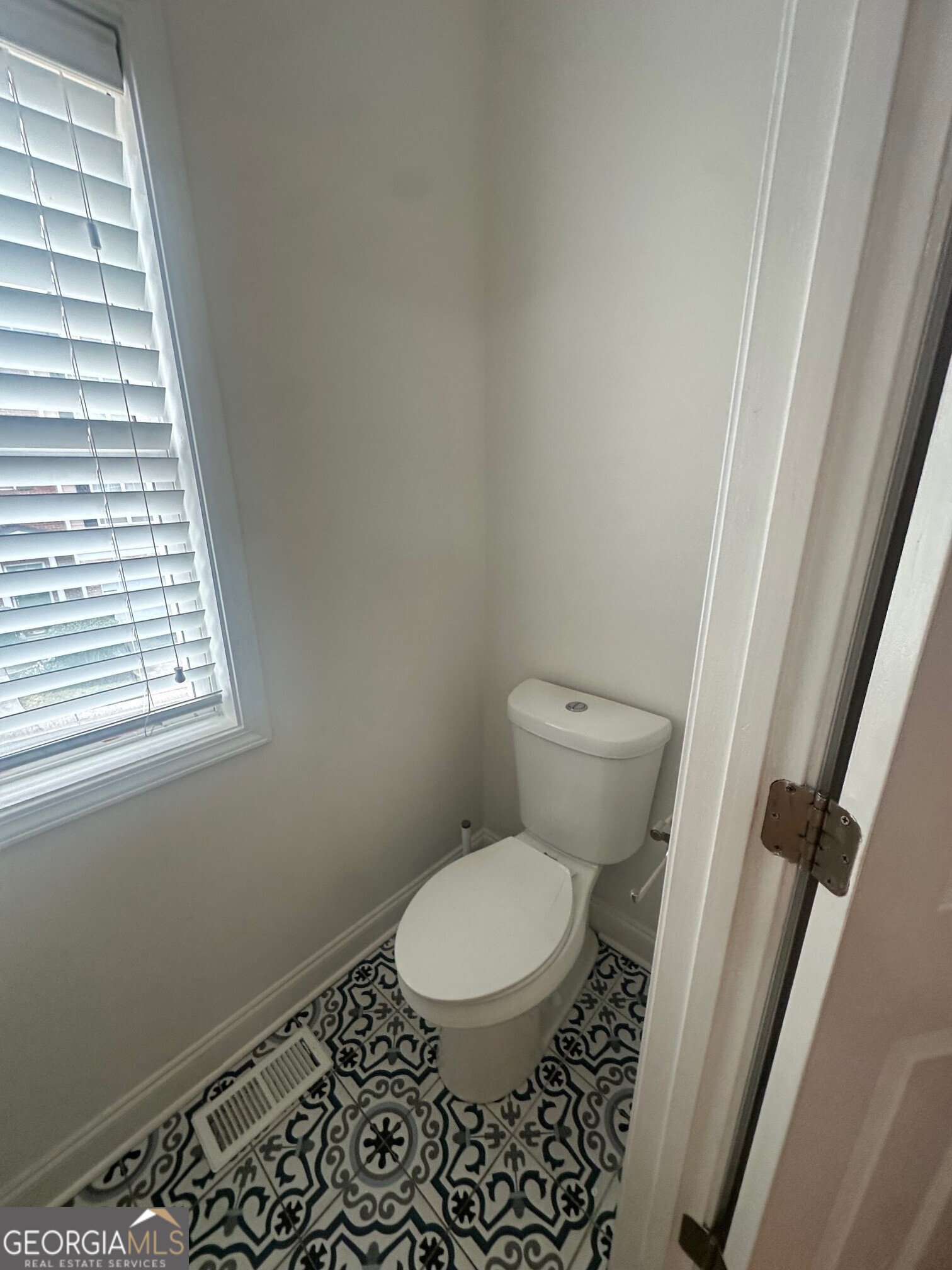 3060 Lauren Parc Road Decatur, GA 30032 - Photo 21 of 34 a white toilet sitting next to a window