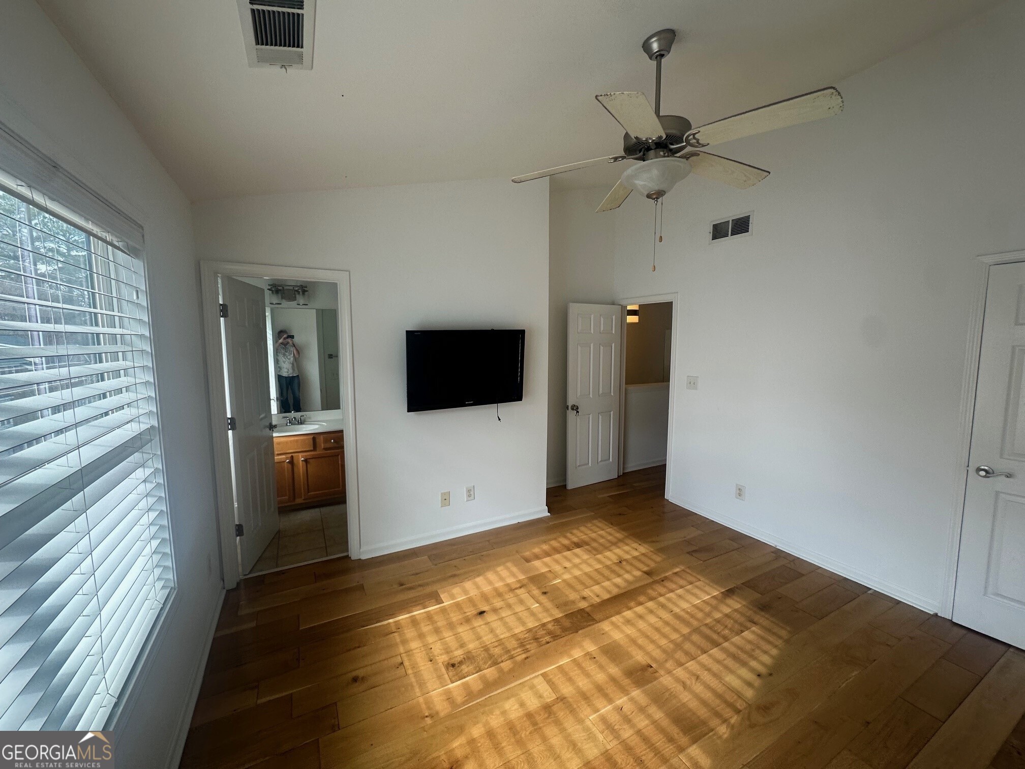 3060 Lauren Parc Road Decatur, GA 30032 - Photo 27 of 34 a view of a livingroom with an empty space and a kitchen