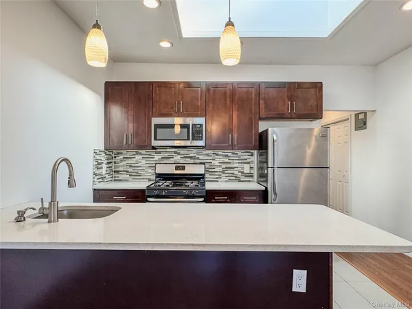 $3,000 | 209-211 Main Street, Unit 2N, Farmingdale, NY 11735