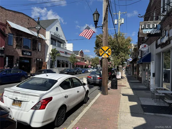 $3,200 | 209-211 Main Street, Unit 2N, Farmingdale, NY 11735