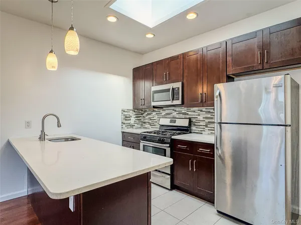 $3,200 | 209-211 Main Street, Unit 2N, Farmingdale, NY 11735