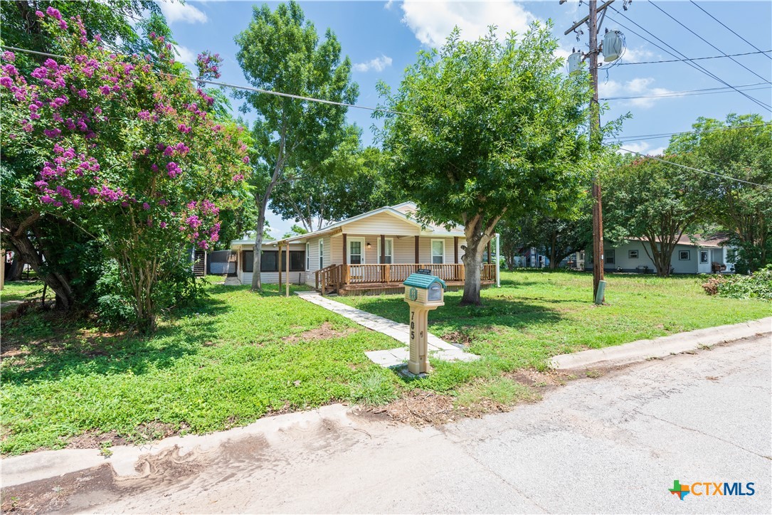 705 South Laurel Avenue Luling, TX 78648 - Photo 2 of 31