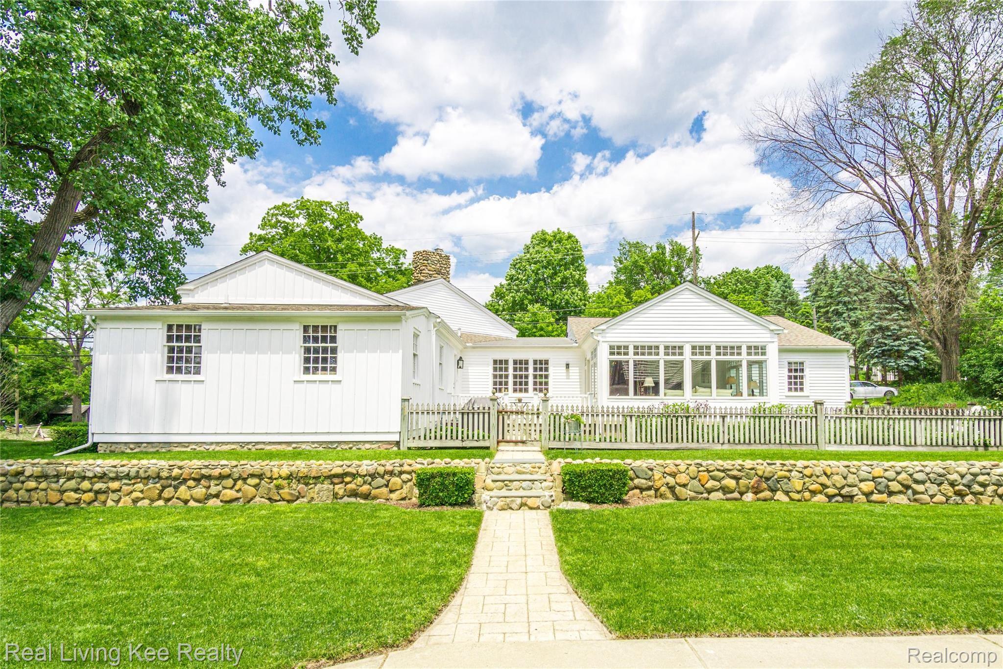 960 East Tienken Road Rochester, MI 48306 - Photo 5 of 56 Exteriors (5 of 15).jpg