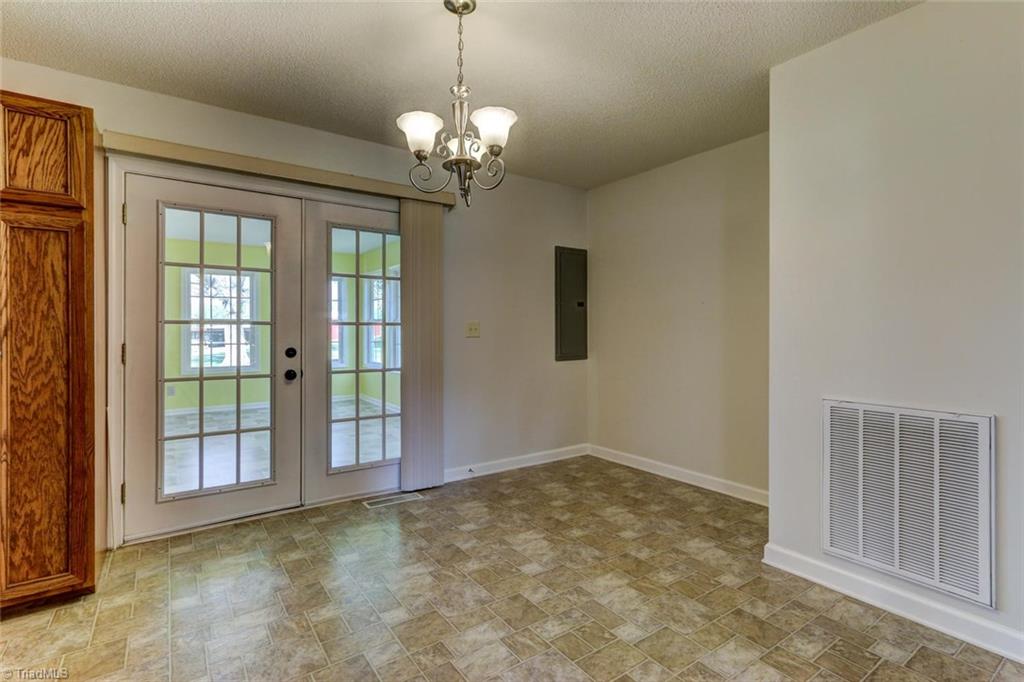 140 Slaydon Road Eden, NC 27288 - Photo 6 of 30 Breakfast area