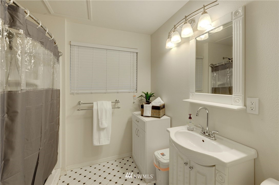 2416 198th Place Southeast Bothell, WA 98012 - Photo 5 of 17 Gallery Image 5