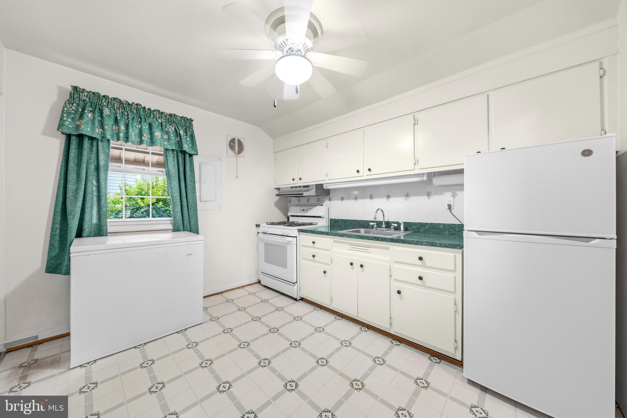 3223 Edgewood Road Kensington, MD 20895 - Photo 5 of 32