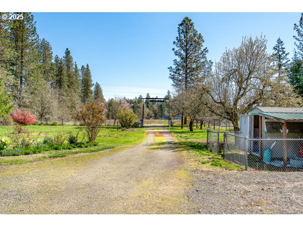 88196 Huston Road Veneta, OR 97487 - Photo 4 of 35 Driveway
