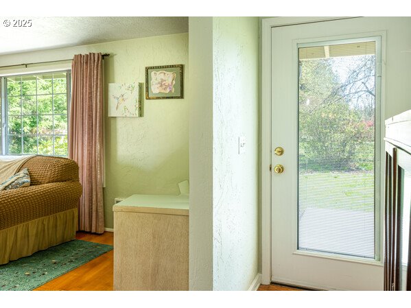 88196 Huston Road Veneta, OR 97487 - Photo 6 of 35 Living Room/Entrance