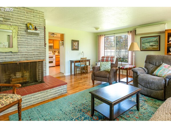 88196 Huston Road Veneta, OR 97487 - Photo 8 of 35 Living Room