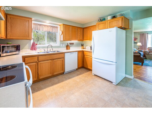 88196 Huston Road Veneta, OR 97487 - Photo 10 of 35 Kitchen